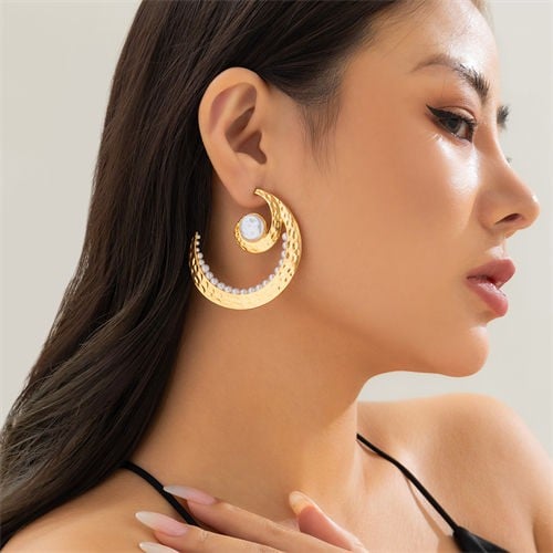 Crescent Moon Shape Bold Fashion Wholesale Women Hoop Earrings - Golden