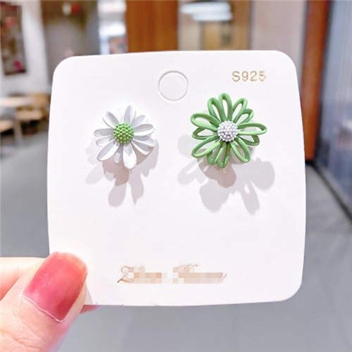 Korean Style Contrast Color Daisy Design Women Stud Earrings - White and Green