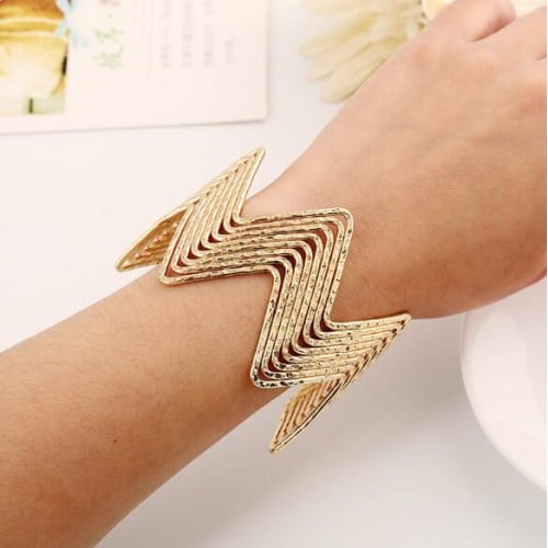 Wave Pattern Unique Design Alloy High Fashion Bracelet - Golden